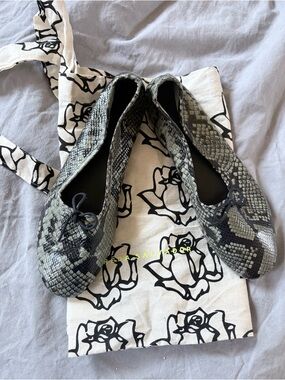 Freda Salvador Roma Round Flats Sage Embossed Snake Size 9